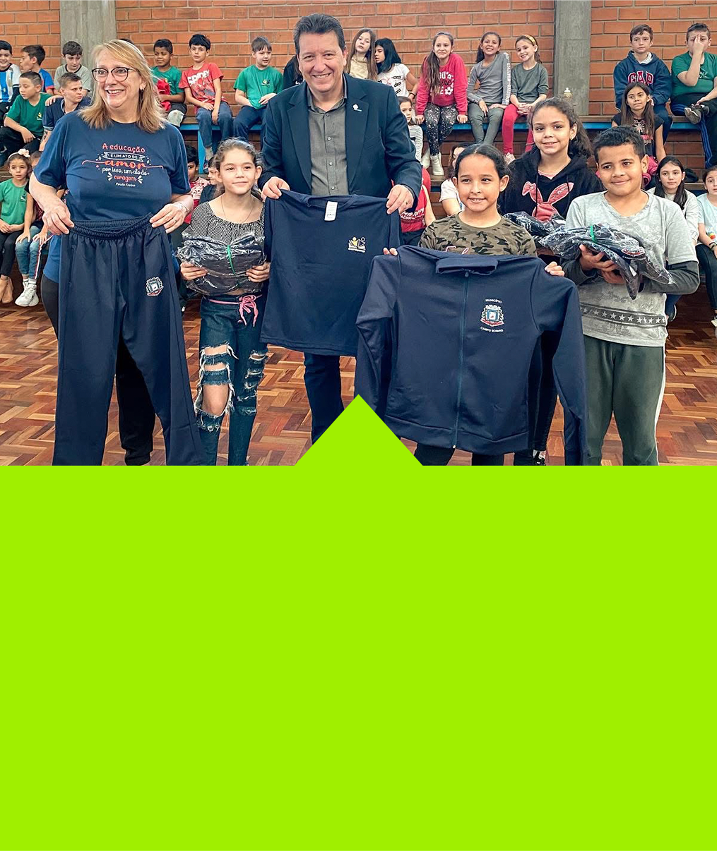 Luciano Orsi em entrega de uniformes para estudantes.